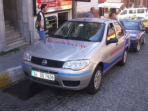 Halıseren & UNY araç giydirme - ön çapraz görünüm, A2 Reklam kurumsal filo folyo kaplama.