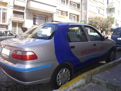 Halıseren & UNY araç giydirme - arka çapraz görünüm, gümüş/mavi folyo kaplama.