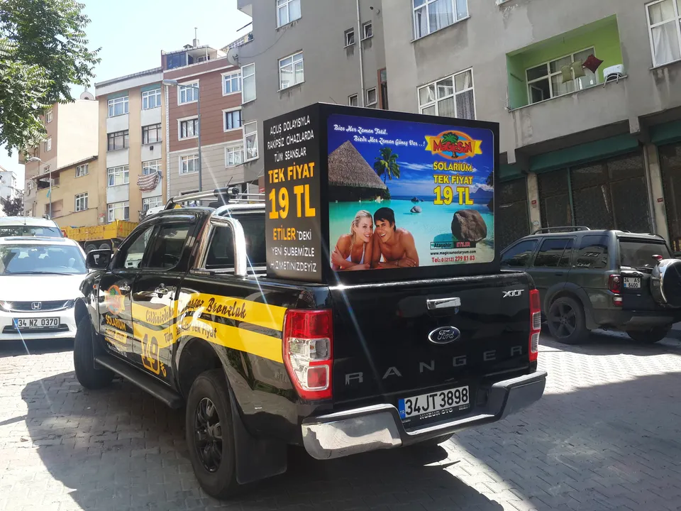 Magic Sun Solarium mobil reklam aracında dijital baskılı kasa ve folyo kaplama, arka çapraz görünüm.