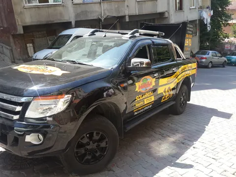 Magic Sun Solarium Ford Ranger araç giydirme - ön görünüm, siyah/sarı kurumsal folyo kaplama.