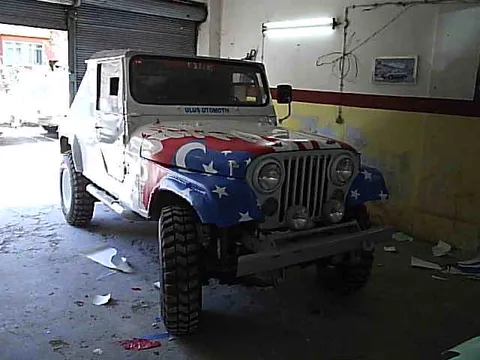 Ulus Otomotiv Jeep özel tasarım araç giydirme - Türk bayrağı ve yıldız temalı tam folyo kaplama, ön çapraz görünüm (A2 Reklam).