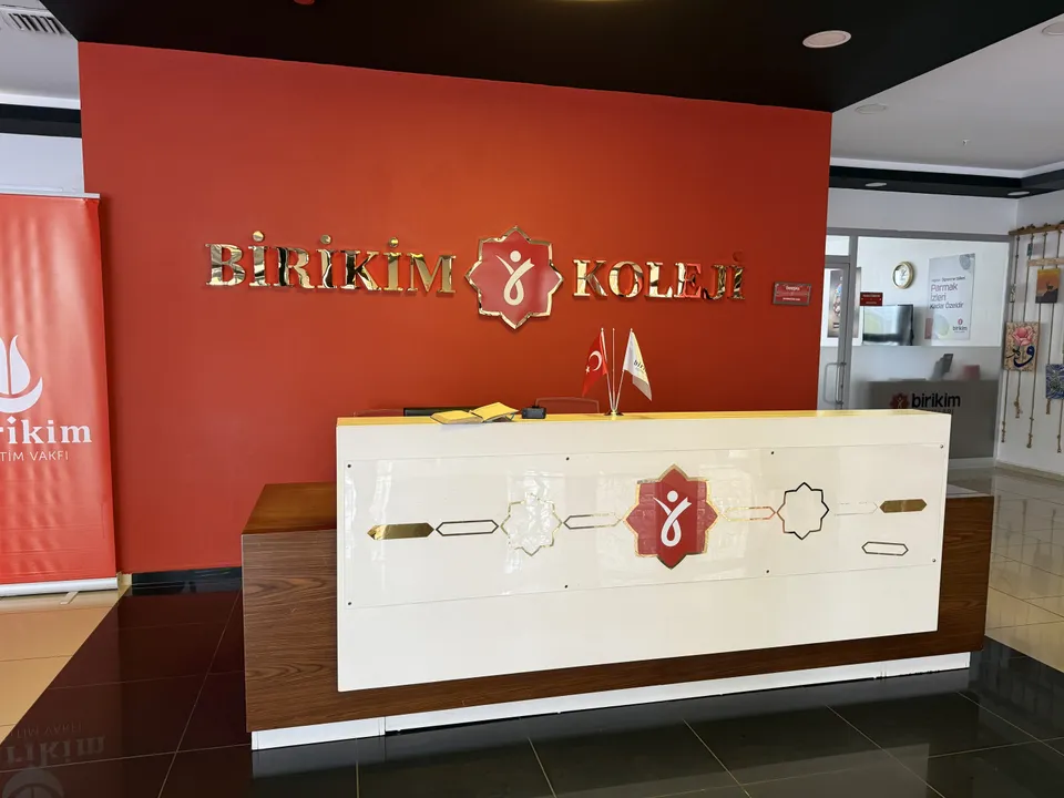 Birikim Koleji için beyaz dekoratif ön panelli ahşap resepsiyon bankosu.