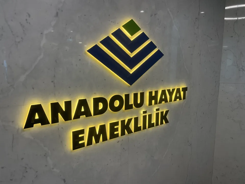 Anadolu Hayat Emeklilik için sarı aydınlatmalı kabartma logo ve duvar yazısı.