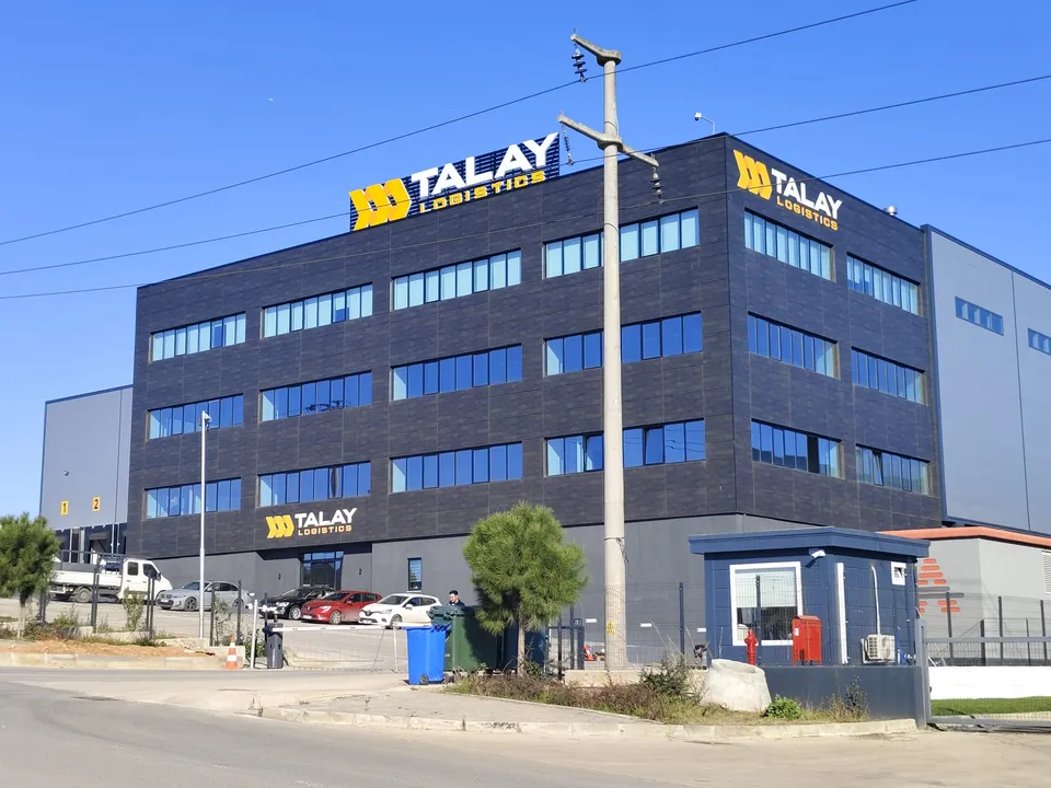 Talay Logistics fabrika binasında üç cepheye uygulanan çatı tabelaları, geniş açı.