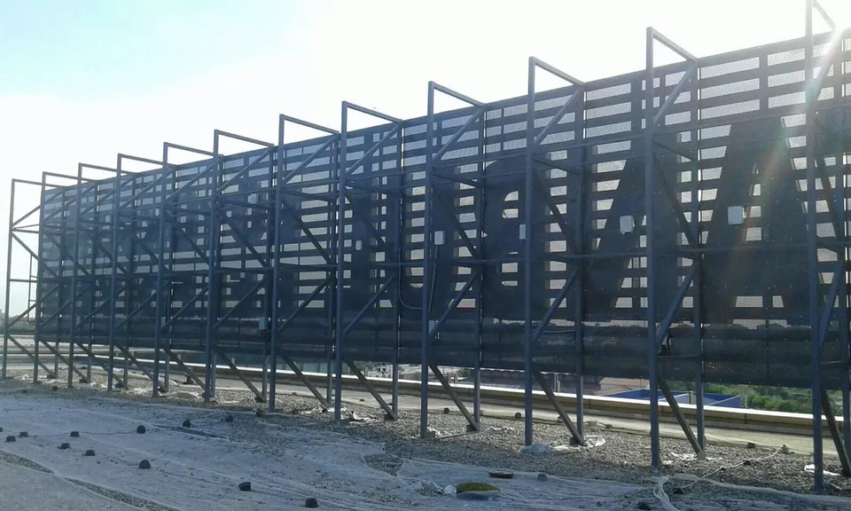 Çatı tabelası için geniş metal taşıyıcı konstrüksiyon, montaj öncesi görünüm.