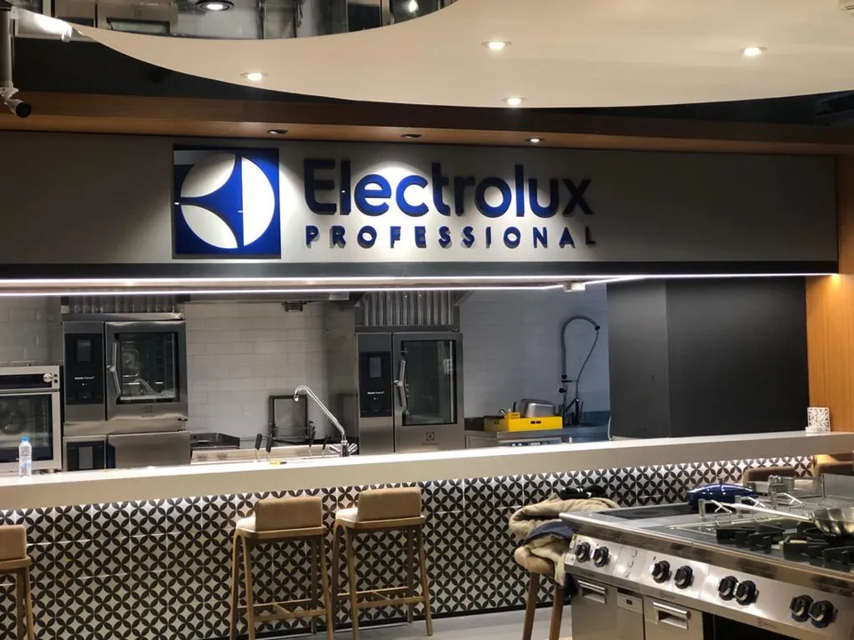 Electrolux Professional için iç mekânda ışıklı marka ve logo tabelası.