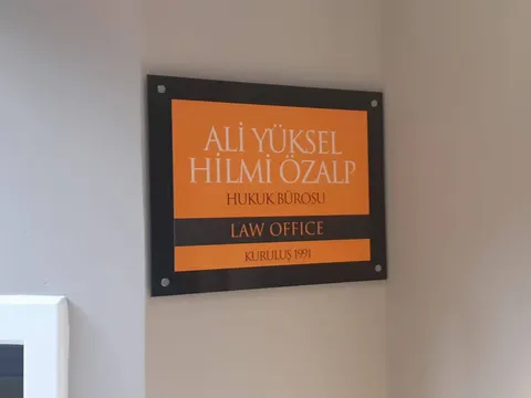 A2 Reklam tarafından İstanbul'da üretilen kapı isimlik uygulaması - örnek proje fotoğrafı.