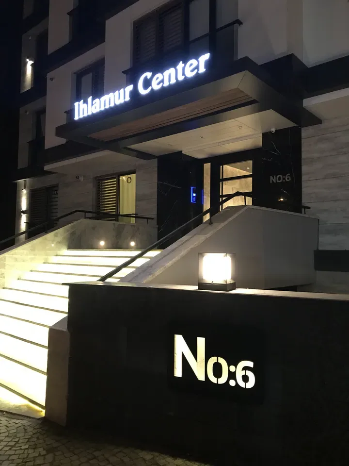 Ihlamur Center girişinde beyaz ışıklı cephe harfleri ve No:6 kapı numarası, gece görünümü.