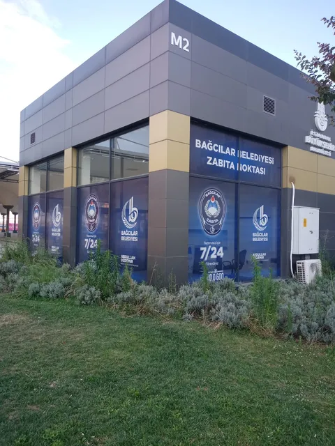 Bağcılar Belediyesi Zabıta Noktası binasının camlarına uygulanan lacivert baskılı folyo, amblem ve 7/24 yazısı, gündüz köşeden görünüm.