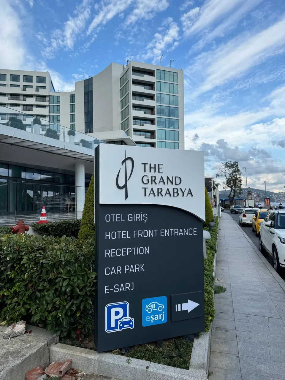 Otel Yönlendirme Tabelası: Cepheden Oda Kapısına