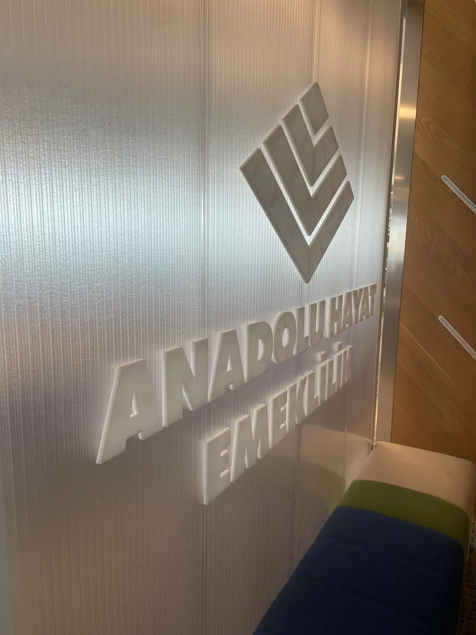 Anadolu Hayat Emeklilik için buzlu camda logo ve kabartma harf uygulaması.