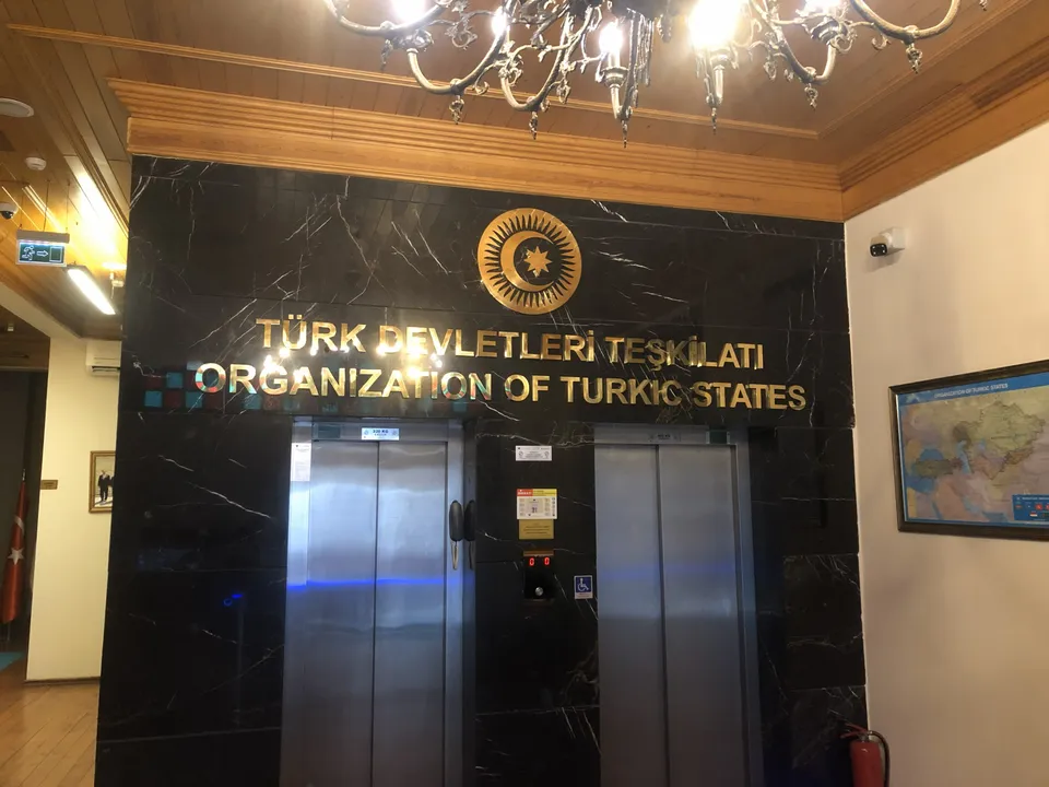 Türk Devletleri Teşkilatı girişinde altın paslanmaz kurum harfleri ve amblemi.