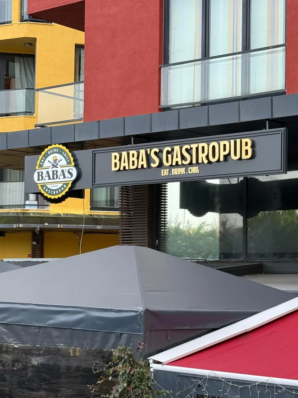 Baba’s Gastropub cephe tabelası ve gölgelik, karşıdan geniş görünüm.
