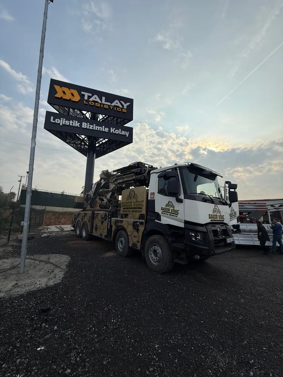 Yüksek totem tabela