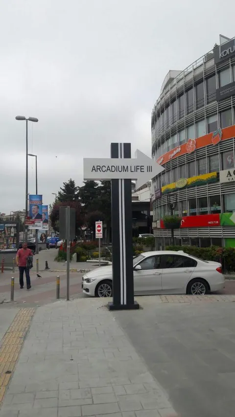 A2 Reklam Arcadium Life III site girişi yönlendirme totemi - siyah monolitik pilon tabela, İstanbul.