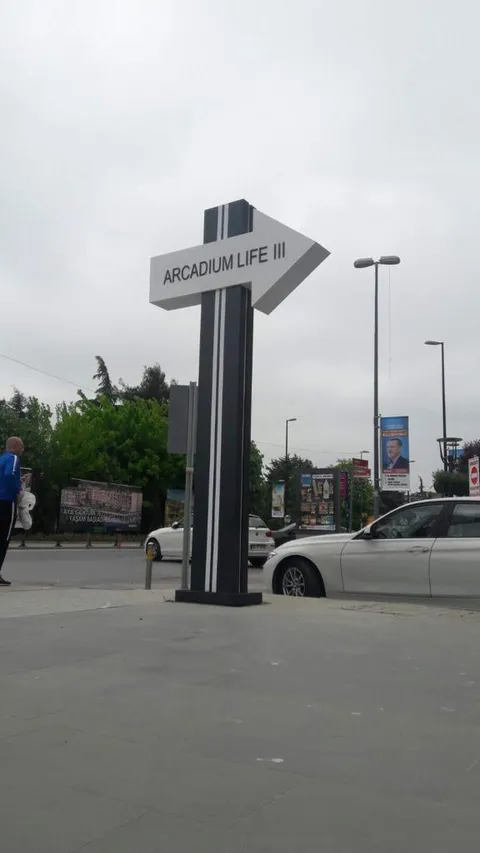 Arcadium Life III yönlendirme totemi - A2 Reklam tarafından üretilen ok yönlü pilon tabela.