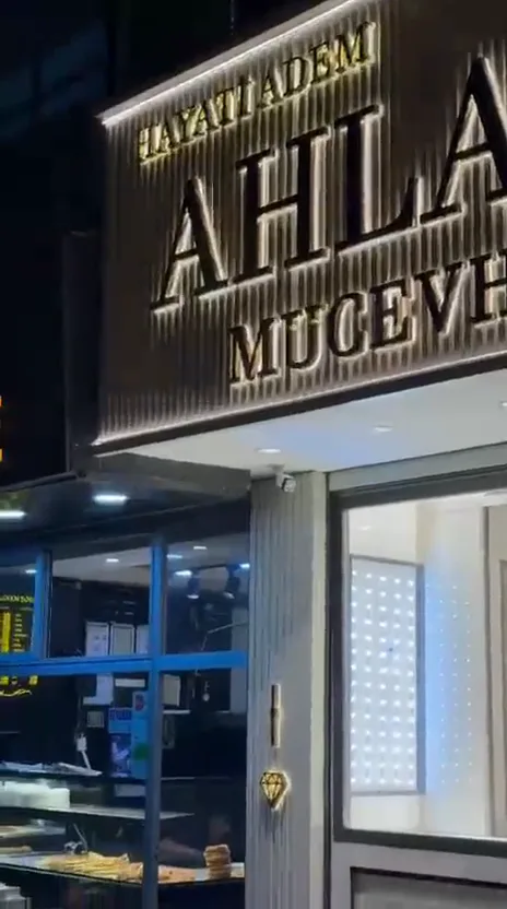 Ahlat Mücevherat cephe tabelası, gece görünümü