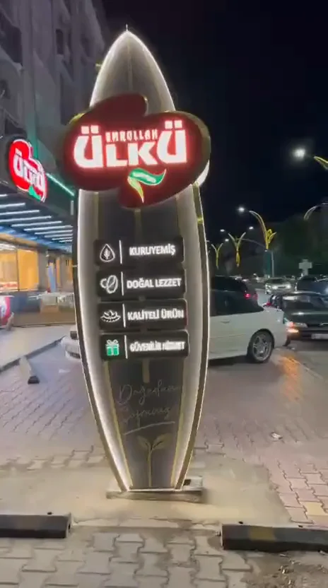 Ülkü Kuruyemiş totem tabela, gece görünümü